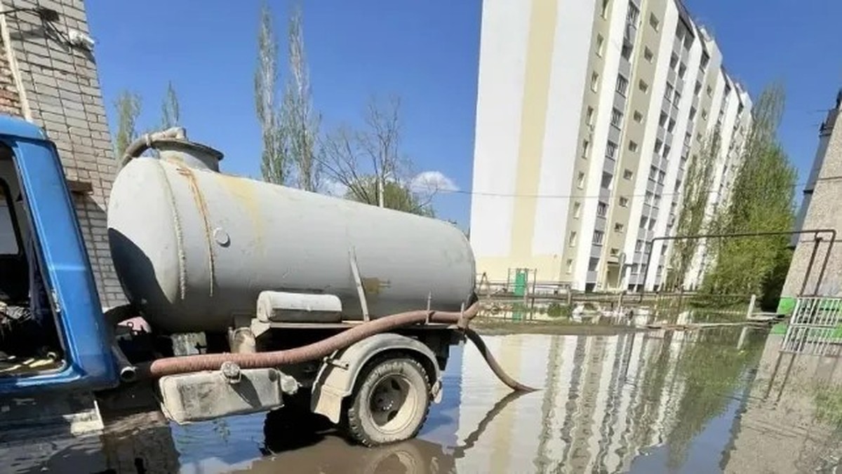 La ville d'Engels est submergée par les eaux usées. Les autorités russes tentent de pomper la boue.
