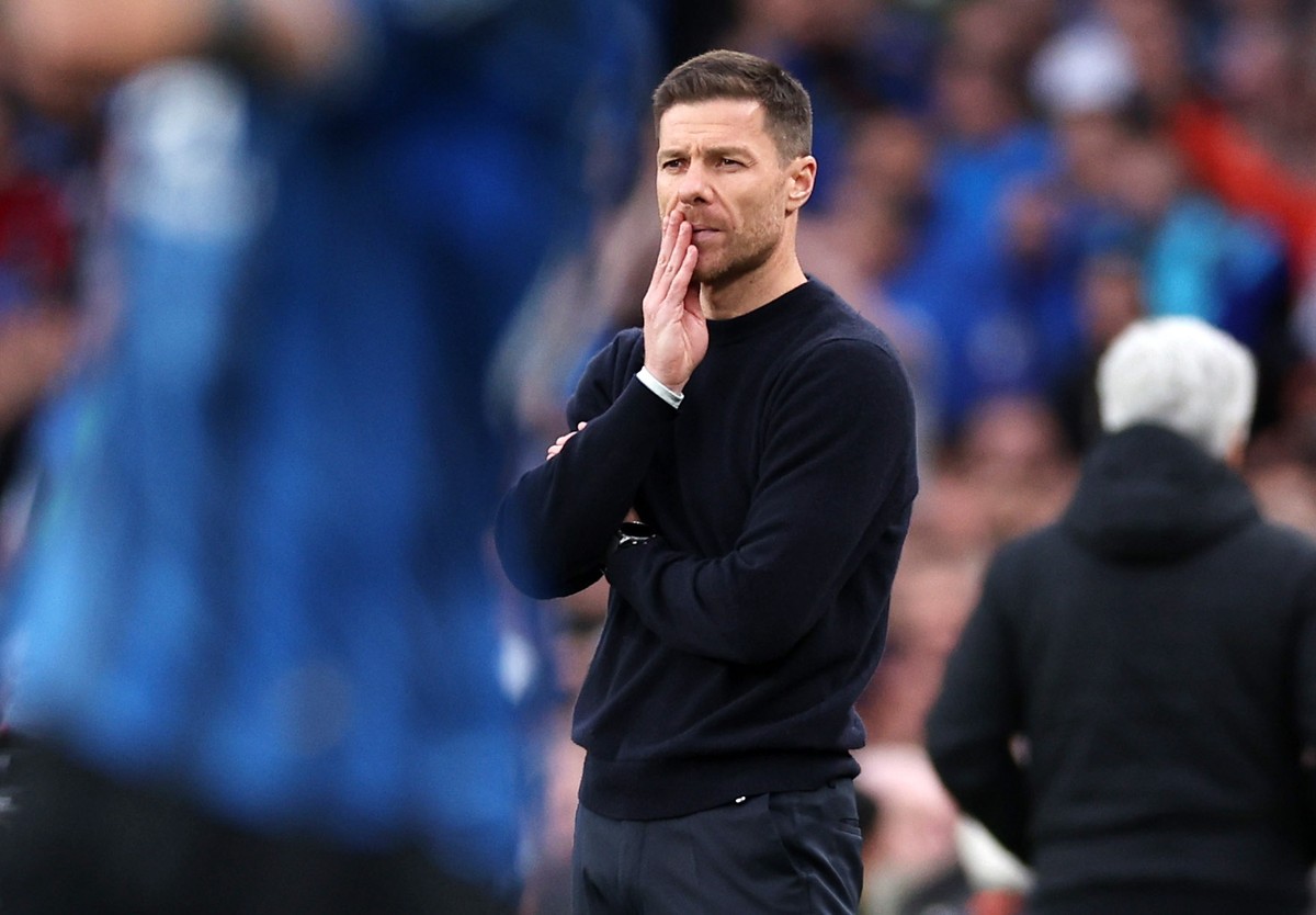 epa11361352 Leverkusen head coach Xabi Alonso watches during the UEFA Europa League Final soccer match of Atalanta BC against Bayer 04 Leverkusen, in Dublin, Ireland, 22 May 2024. EPA/ADAM VAUGHAN