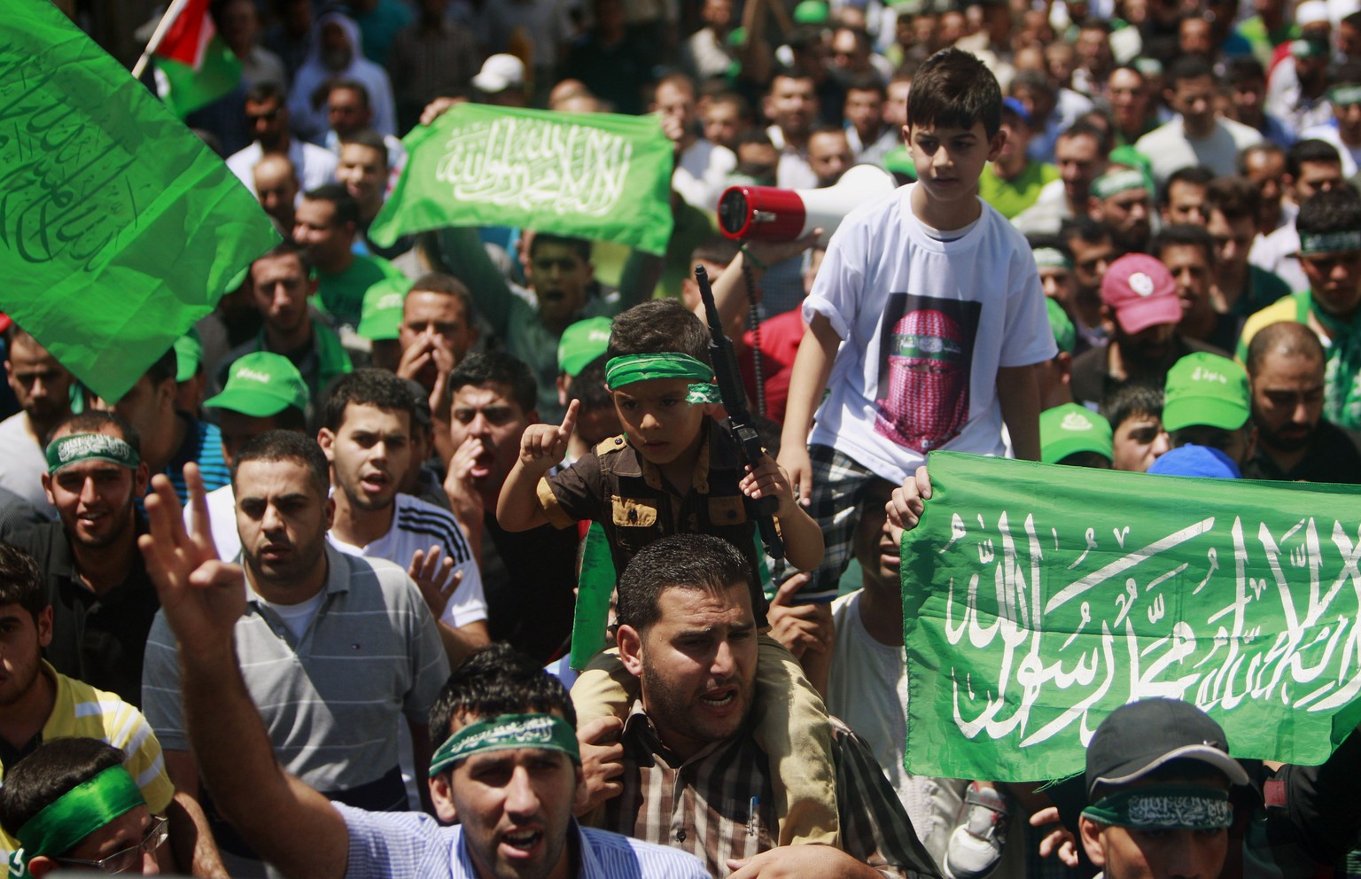 Palästinenser demonstrieren für die Hamas.