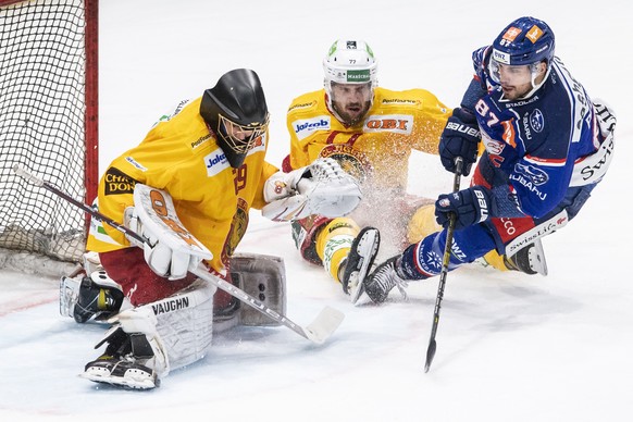 Langnaus Torhueter Damian Stettler, links, kaempft um den Puck gegen Zuerichs Marco Pedretti, rechts, im Eishockeyspiel der National League zwischen den ZSC Lions und den SCL Tigers am Freitag, 19. Fe ...