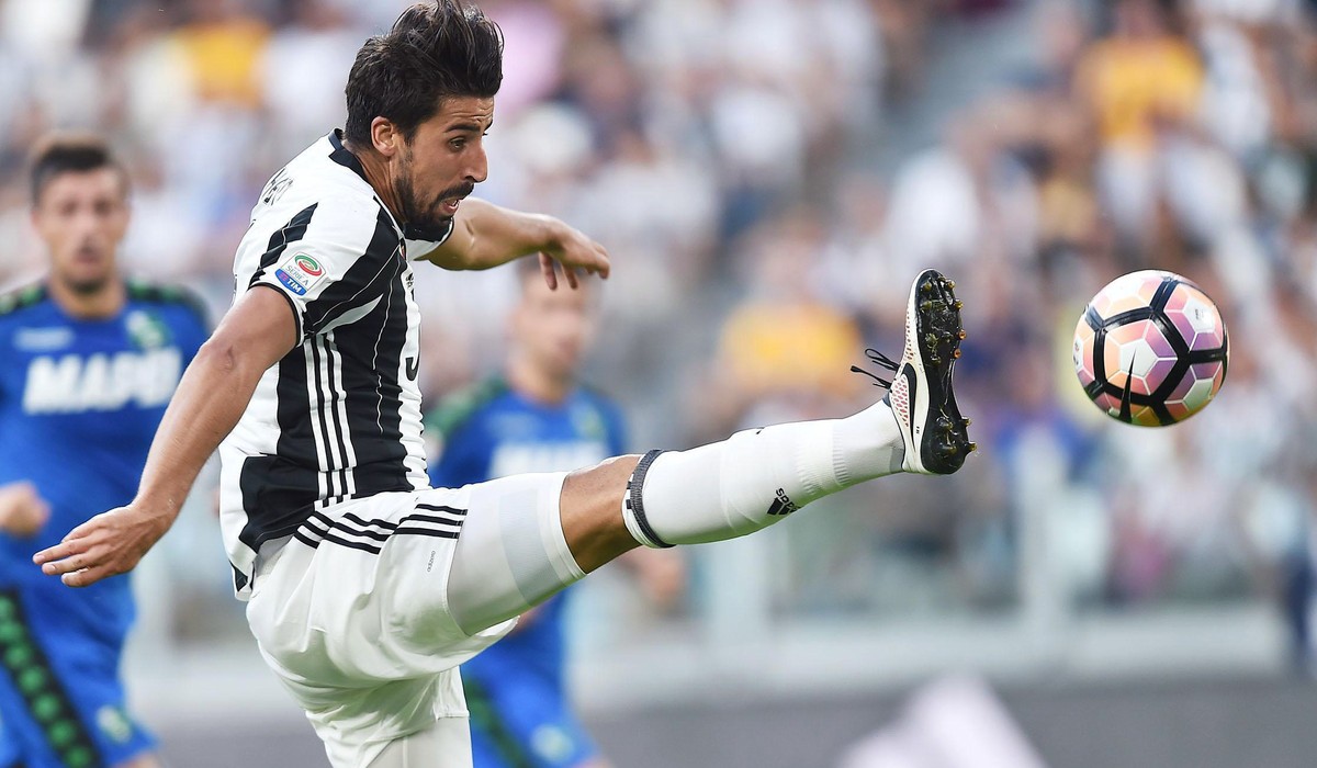 Juventus' Sami Khedira reaches for the ball during a Serie A soccer match between Juventus and Sassuolo at the Juventus Stadium in Turin, Italy, Saturday, Sept. 10, 2016. Juventus won 3-1. (Aless ...