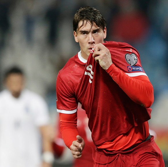epa09520686 Serbia&#039;s Dusan Vlahovic celebrates after scoring the 1-0 lead during the FIFA World Cup Qatar 2022 qualifying Group A soccer match between Serbia and Azerbaijan in Belgrade, Serbia, 1 ...