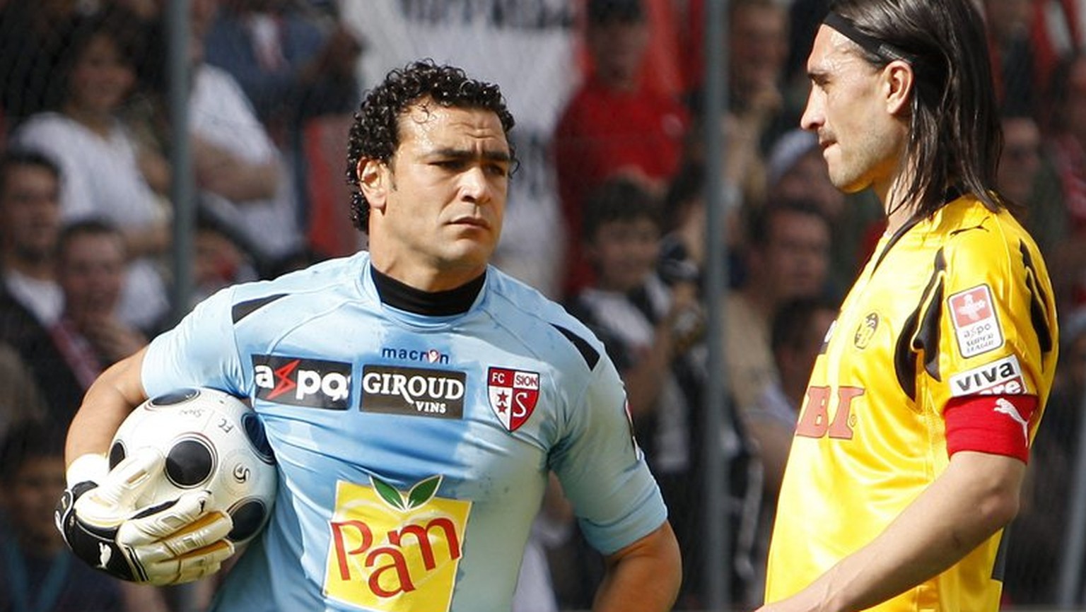 Sion&#039;s new goalkeeper Essam El-Hadary of Egypt, left, holds the ball, next to Hakan Yakin of YB, during a Super League soccer match between FC Sion and BSC Young Boys, Sunday, April 27, 2008 in S ...