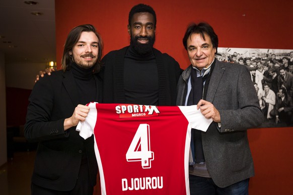 Johan Djourou le nouveau joueur du FC Sion, centre, pose en compagnie du president du FC Sion Christian Constantin, droite, et du directeur sportif du FC Sion Barthelemy Constantin, gauche, le jeudi 2 ...