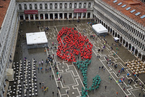 epa10590712 A huge &#039;Bocolo&#039; (rosebud) made by hundreds of figures and organized by the Venetian artist Elena Tagliapietra for the feast of San Marco is seen from the top of the bell tower of ...