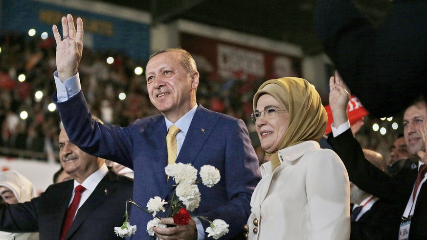 epa05978264 Turkish President Recep Tayyip Erdogan (C), his wife Emine (R) and Prime Minister Binali Yildirim (L) greet supporters of the ruling Justice and Development Party (AKP), during an extraord ...