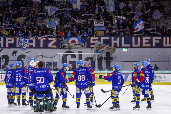 EHC Kloten Stuermer Dario Meyer und seine Mitspieler feiern mit den Fans den Sieg nach dem Qualifikationsspiel der Eishockey-Meisterschaft der National League zwischen den Teams EHC Kloten und Fribour ...