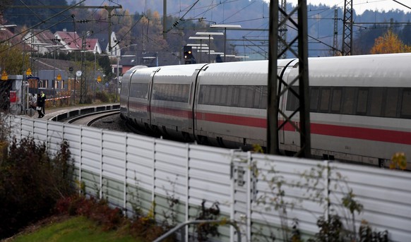 06.11.2021, Bayern, Seubersdorf: Der ICE in dem Messerattacke stattfand steht im Bahnhof am Gleis. Bei einer Messerattacke im ICE Passau-Hamburg sind am Samstag drei Menschen schwer verletzt worden. D ...