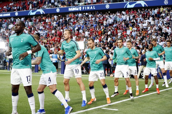 epa07618478 Tottenham forward Harry Kane (3L) and teammates warm up before the UEFA Champions League final between Tottenham Hotspur and Liverpool FC at the Wanda Metropolitano stadium in Madrid, Spai ...