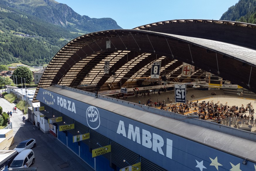Im Rahmen eines Volksfestes wird das alte Stadion des HC Ambri-Piotta, die Valascia, verabschiedet, am Sonntag, 12. Juni 2022, in Ambri. Die anwesenden Fans konnten auch abgeschraubte Tribuenensitze a ...