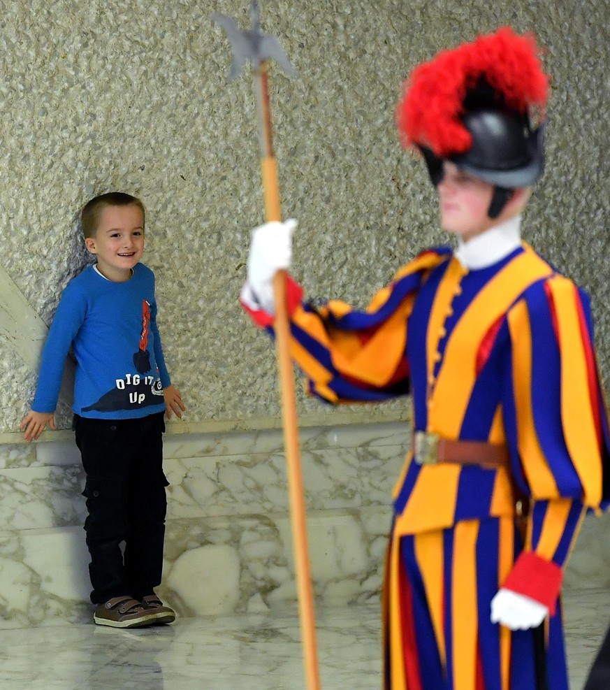 epa07194360 A child comes closer to a Swiss Guard as Pope Francis (not pictured) leads the weekly general audience in the Paul VI hall, in Vatican City, 28 November 2018. EPA/ETTORE FERRARI