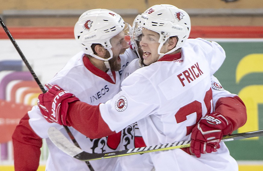 Lausannes, Petteri Lindbohm, Benjamin Antonietti, Lukas Frick, jubeln beim 0:1, waehrend dem vierten Playoff Viertelfinalspiel der National League, zwischen den SCL Tigers und dem HC Lausanne, am Sams ...