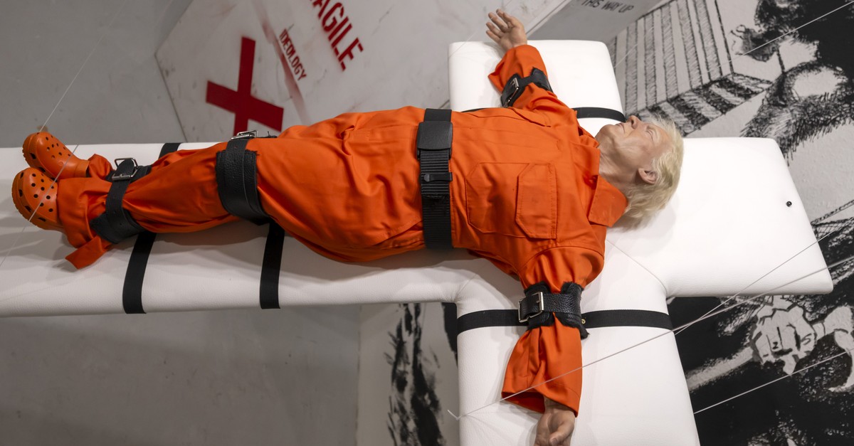 Gekreuzigte-Trump-Figur-in-der-Basler-Innenstadt-ausgestellt