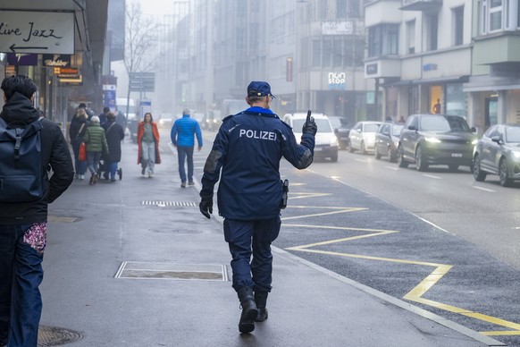 KEYPIX - Der Ortspolizist der Stadt Zug, Stefan Odermatt, ist am Freitag, 16. Januar 2026, auf einer moeglichen Tour durch das Stadtzentrum von Zug unterwegs. Im Kanton Zug sind per 1. Januar 2026 sec ...
