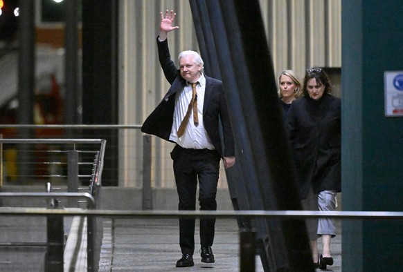 epa11438632 WikiLeaks founder Julian Assange (C) arrives at Canberra Airport, in Canberra, Australia, 26 June 2024. The judge of the United States District Court for the Northern Mariana Islands on th ...