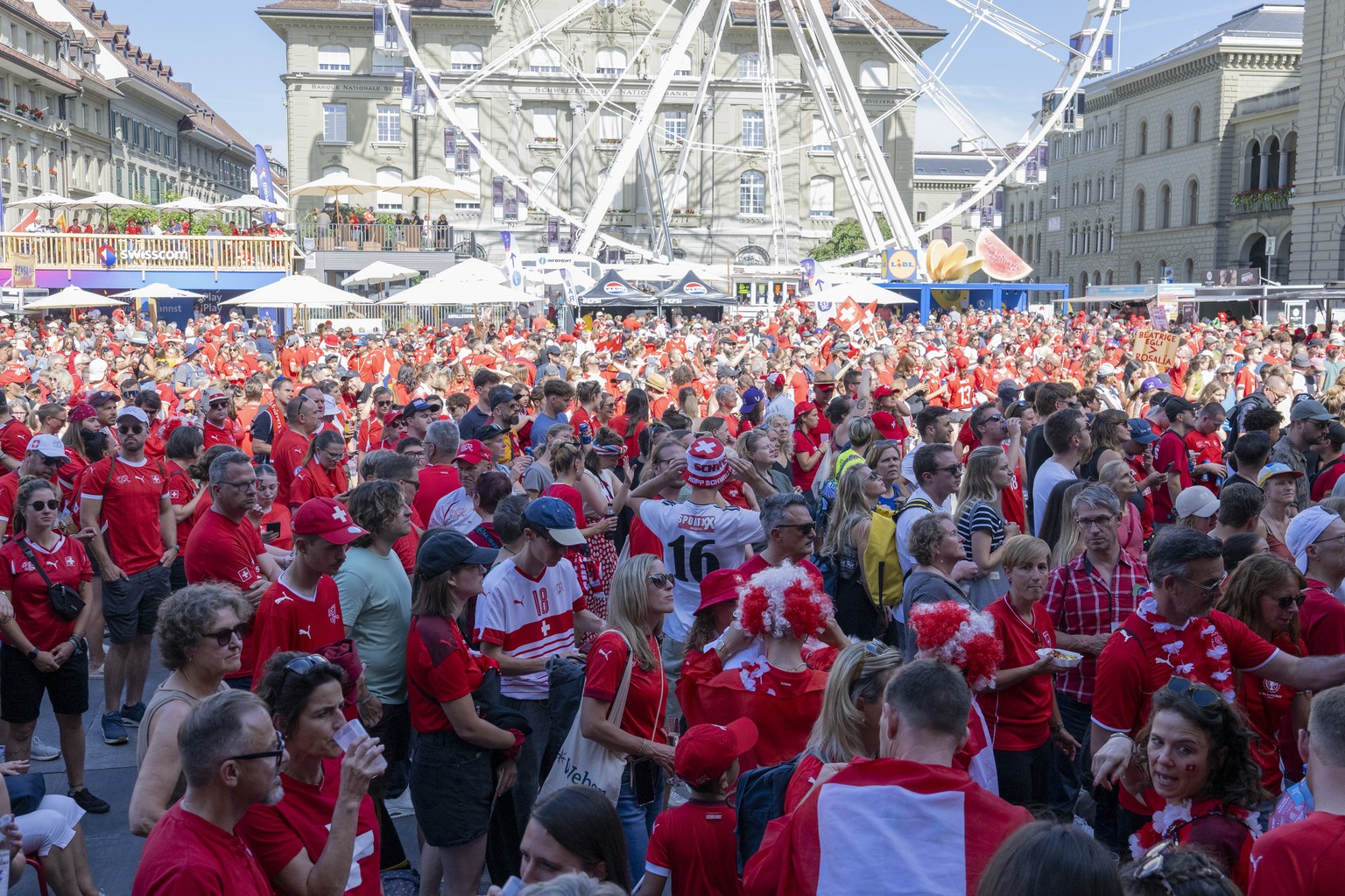 epa12245624 Supporters and Fans gather at the fan Zone on Bundesplatz prior to the UEFA Women&#039;s EURO 2025 quaterfinal soccer match between Switzerland and Spain in Bern, Switzerland, 18 July 2025 ...
