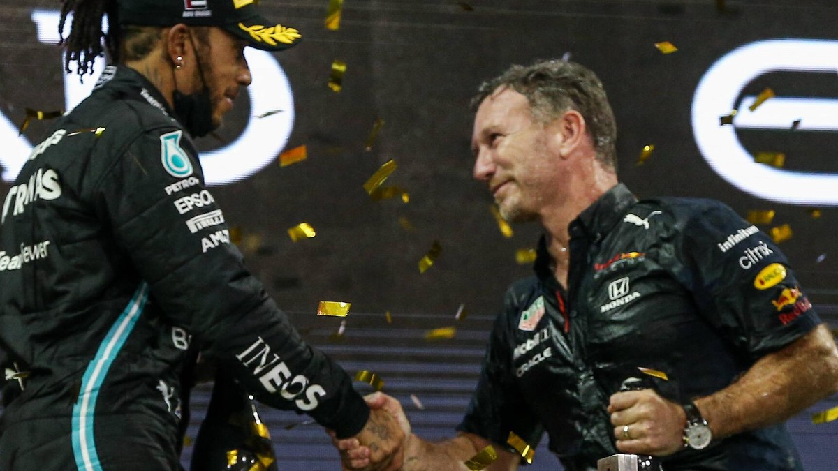 ABU DHABI GRAND PRIX 2021, 12/12/2021 Yas Marina Circuit, Yas Island, 12 December 2021 Lewis Hamilton GBR, Mercedes AMG Petronas W12 CONGRATULATES Team Principal Christian Horner, Red Bull Racing on t ...
