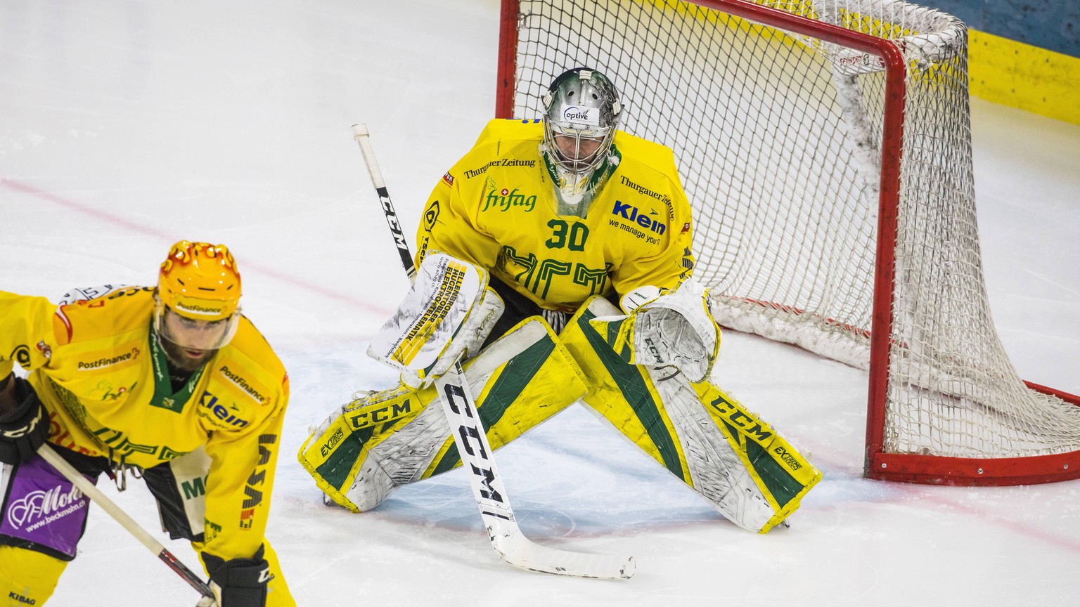 Kloten, Schweiz - 20. Februar 2021: Der Torhüter des HC Thurgau 30 Nicola Aeberhard. Eishockey *** Kloten, Switzerland 20 February 2021 HC Thurgau goalkeeper 30 Nicola Aeberhard Ice hockey