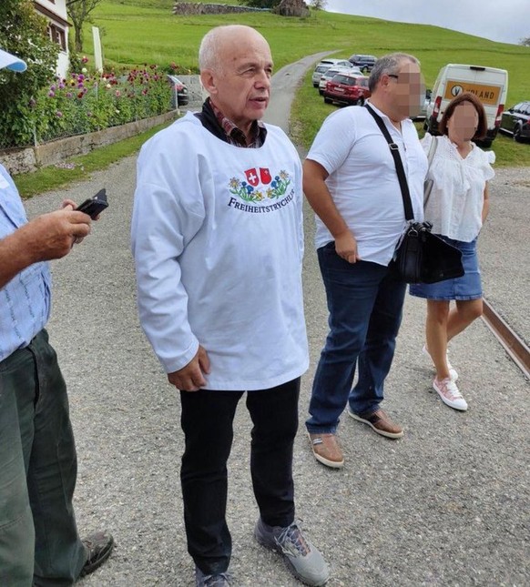 maurer trägt trychler-shirt.