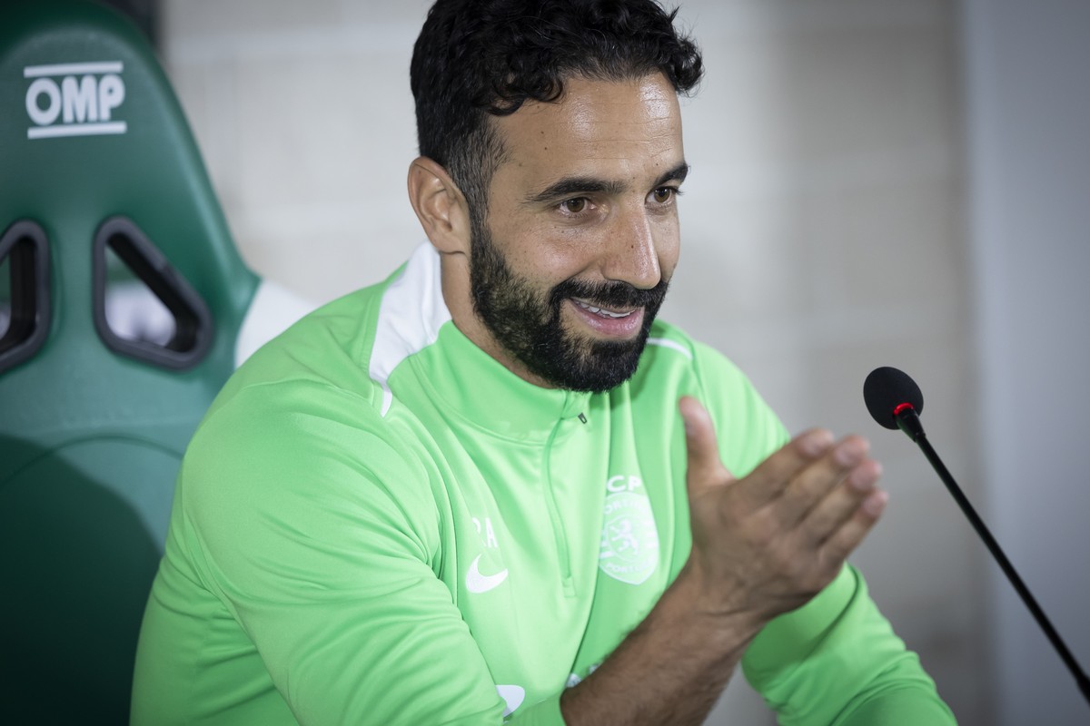 epa11694121 Sporting head coach Ruben Amorim attends a press conference ahead of their Portuguese First League soccer match against Estrela da Amadora, in Alcochete, Portugal, 31 October 2024. Ruben A ...