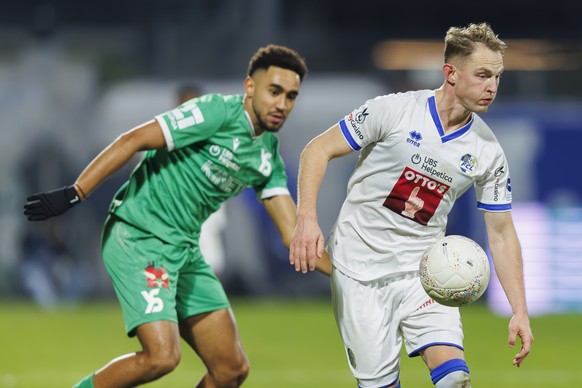 Mauro Rodrigues (YS), gauche, lutte pour le ballon avec Andrejs Ciganiks (FCL), droite, lors de la rencontre de football de Super League entre Yverdon Sport FC et FC Luzern (FCL) le samedi 30 novembre ...