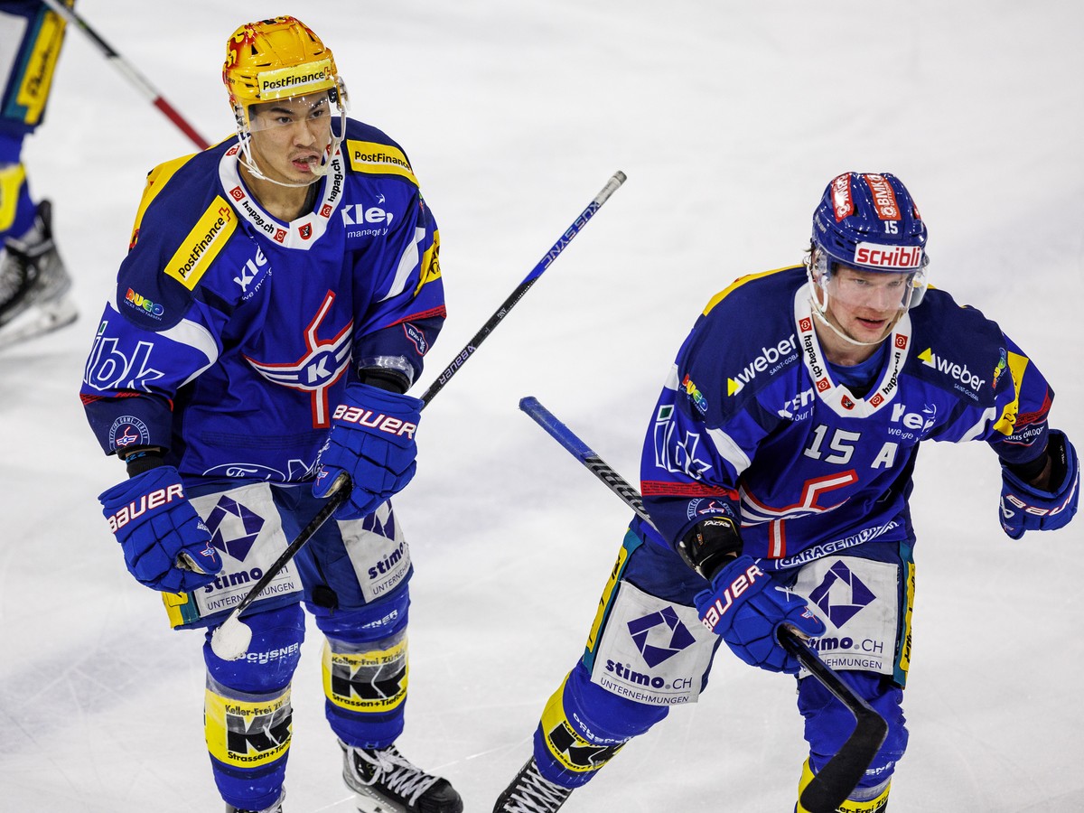 EHC Kloten PostFinance Top Scorer Jonathan Ang und Miro Aaltonen waehrend dem Eishockey-Meisterschaftsspiel der National League zwischen dem EHC Kloten und den SC Rapperswil-Jona Lakers in Kloten am D ...