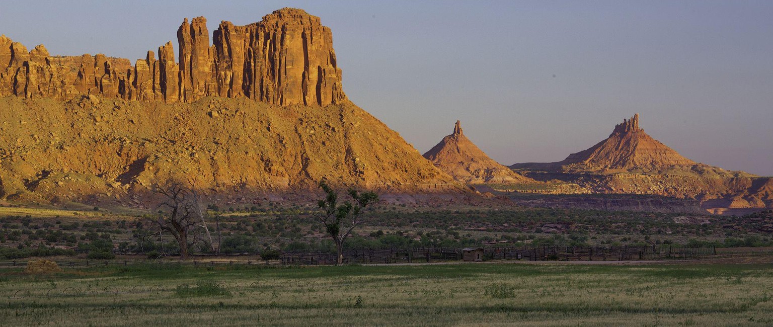 Indian Creek und Sixshooter Peaks im Bears Ears National Monument.
https://de.wikipedia.org/wiki/Bears_Ears_National_Monument#/media/Datei:Indian-creek_and_Cliffside.jpg