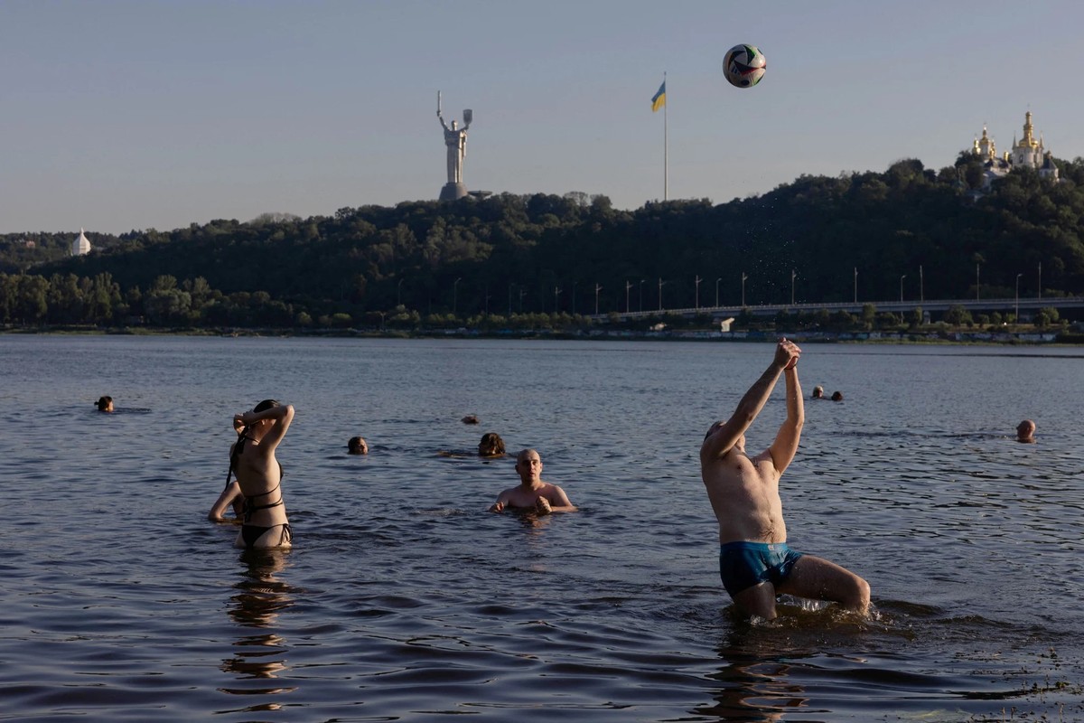 Malgré les attaques quotidiennes, les habitants de Kiev jouent au volley-ball dans le Dniepr.