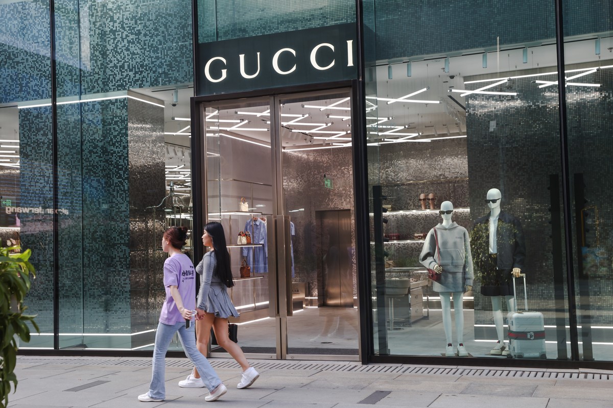 epa11496984 People walk past a store of the Italian luxury brand 'Gucci' at a shopping mall in Beijing, China, 26 July 2024. Italian Prime Minister Giorgia Meloni is expected for a state vis ...
