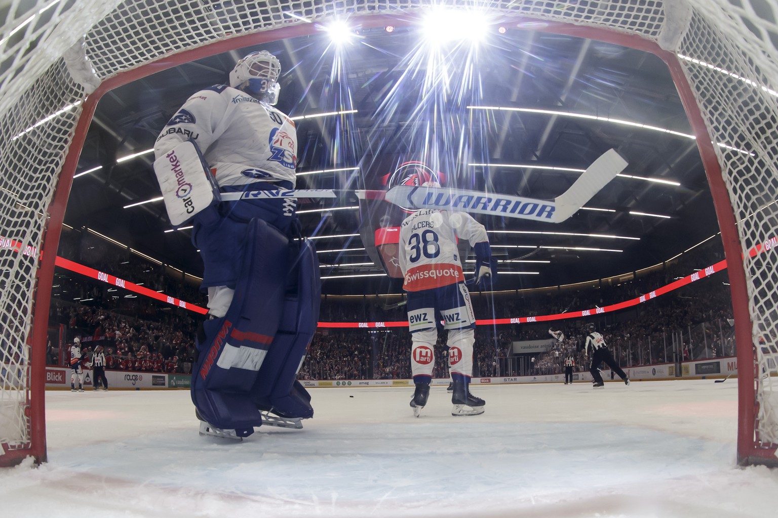 Le gardien Simon Hrubec (ZSC), gauche, et Rudolfs Balcers (ZSC), droite, reagissent apres avoir pris leur troisieme but, lors du 4eme match de la finale de play-off du championnat suisse de hockey sur ...