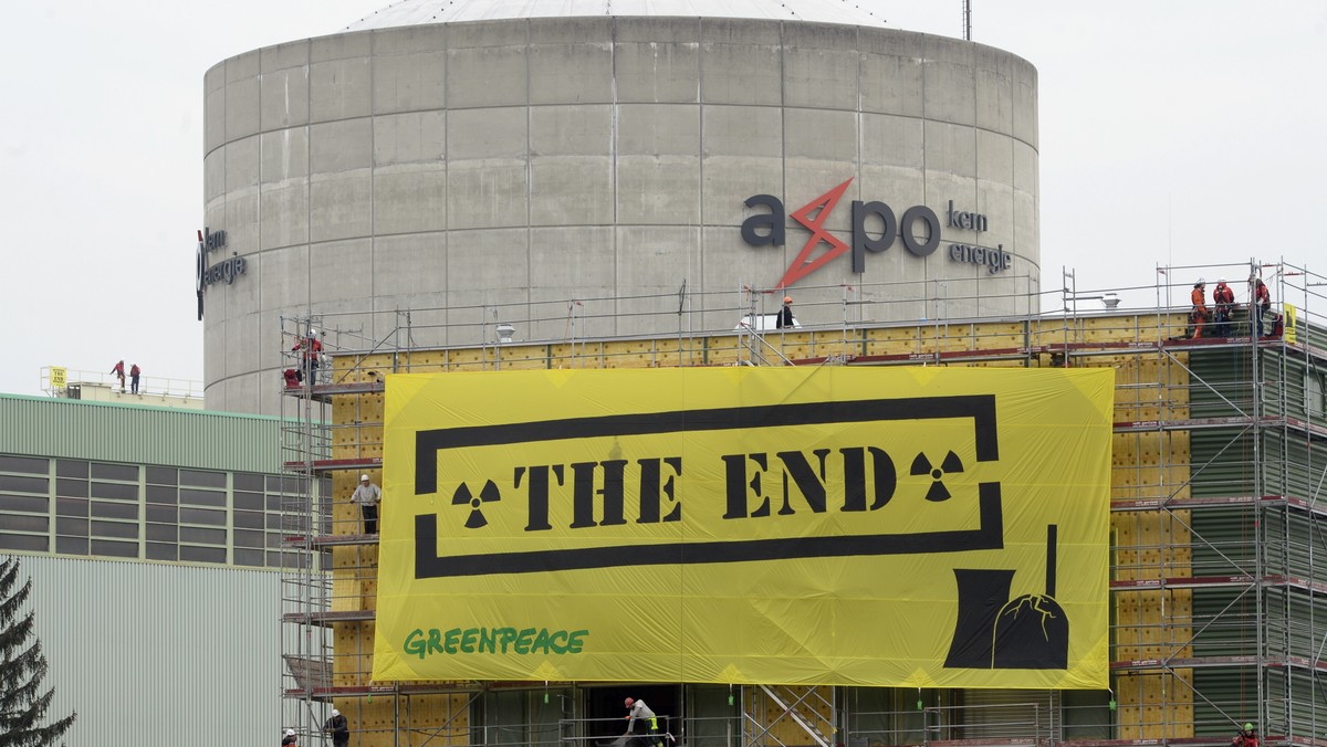 ARCHIV --- ZUR ABSTIMMUNG UEBER DIE "ATOMAUSSTIEGS-INITIATIVE" STELLEN WIR IHNEN FOLGENDES BILD ZUR VERFUEGUNG --- Greenpeace-Aktivisten haengen Transparente mit der Aufschrift "The End ...