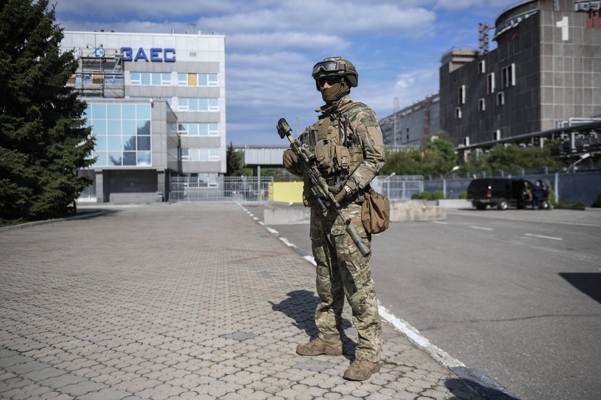 Russischer Soldat am Atomkraftwerk Saporischschja: Die Internationale Atomenergiebehörde IAEA fordert raschen Zugang zu der Anlage. 