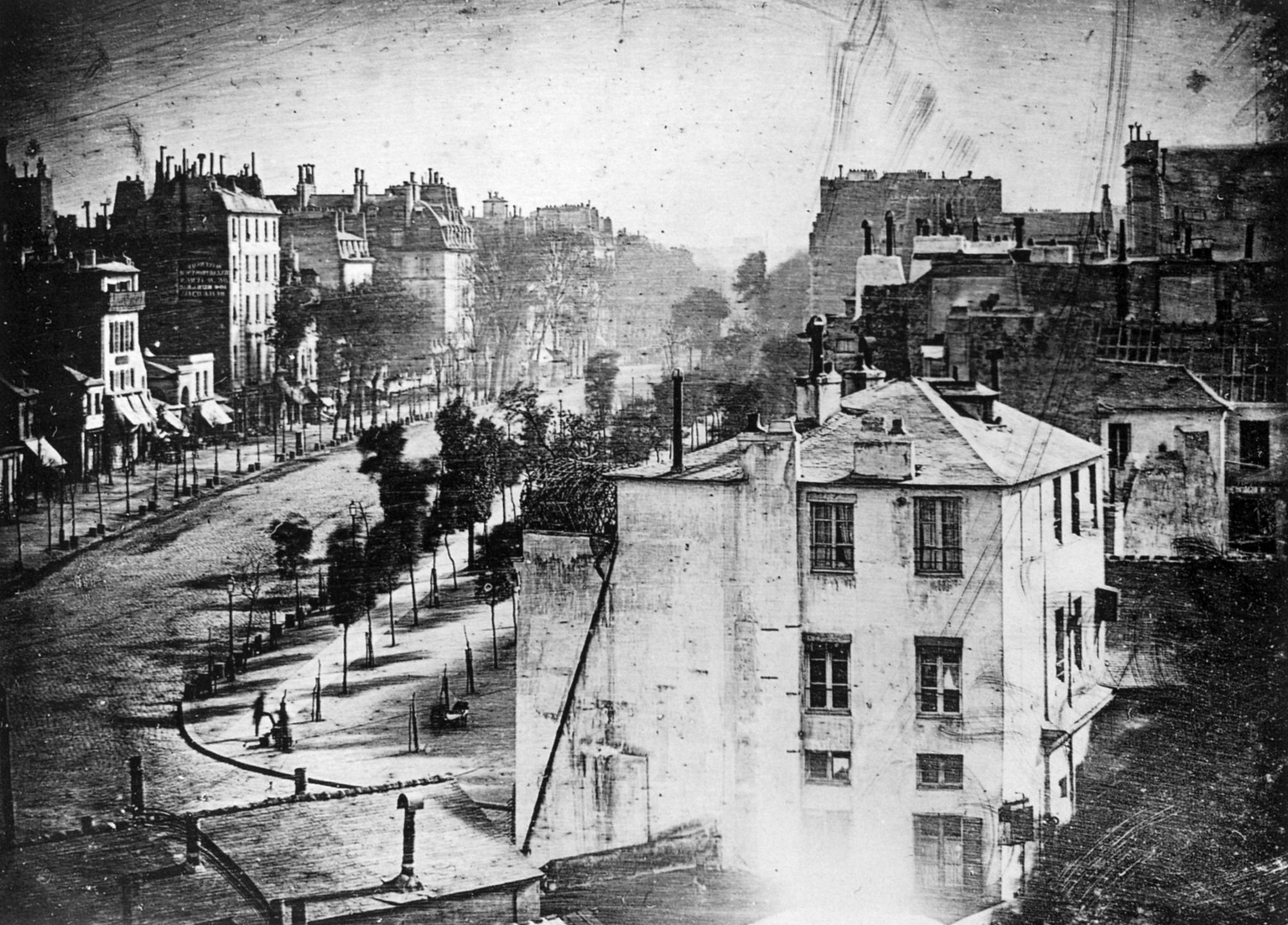 Das Bild «Boulevard du Temple» aus Paris von 1838 gilt als älteste Aufnahme eines lebenden Menschen. Die Belichtungszeit betrug gut zehn Minuten, weshalb Verkehr und Passanten nicht zu sehen sind. Fotograf Louis Daguerre fing so aber einen Mann ein, der sich die Schuhe putzen liess und deshalb lange genug still stand.