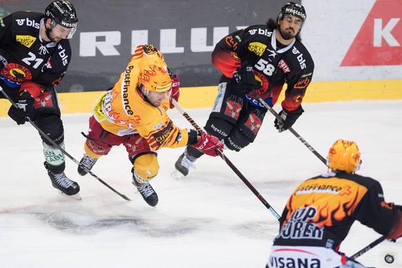 PostFinance Topscorer Tigers Christopher DiDomenico gegen Berns Simon Moser und Berns Eric Blum im Eishockey Meisterschaftsspiel der National League zwischen dem SC Bern und dem SCL Tigers, am Freitag ...