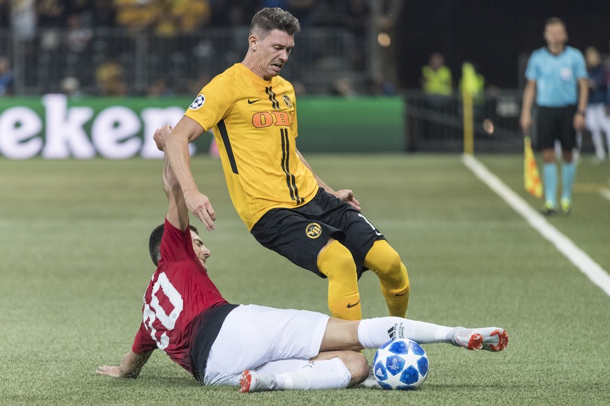 Manchester United&#039;s Diogo Dalot, left, fights for the ball against YB&#039;s Christian Fassnacht, right, during the UEFA Champions League group H matchday 1 soccer match between Switzerland&#039; ...