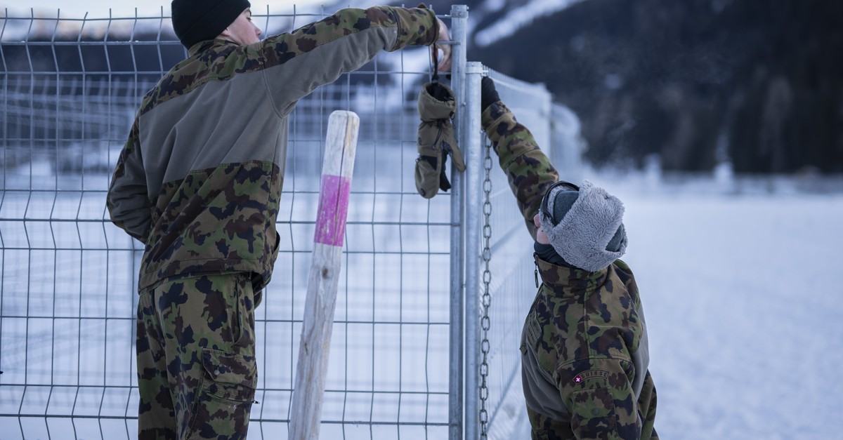 Gros-der-Armeeangeh-rigen-r-ckt-zum-Wef-Einsatz-ein