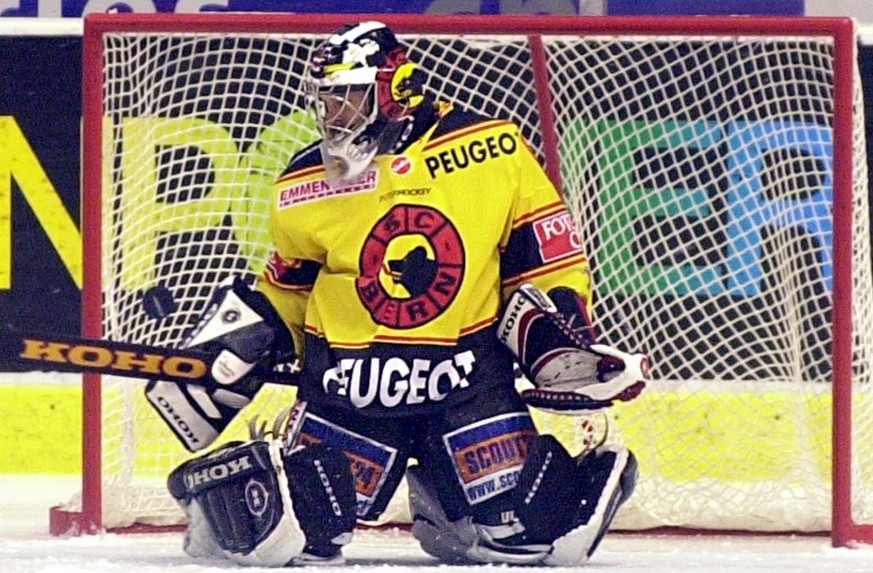 SC Bern-Torhueter Renato Tosio sieht den Puck ins Netz fliegen; Fribourg erzielt das 0 : 1 im NLA Eishockeyspiel zwischen dem SC Bern und Fribourg am 3. Dezember 2000 in Bern. (KEYSTONE/EDI ENGELER) = ...