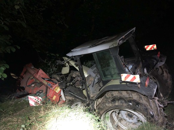 Traktor macht sich in Rechthalten FR selbständig und landet im Bach