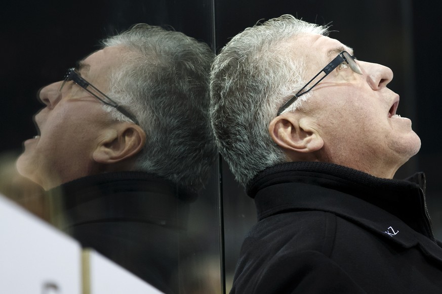 Lugano&#039;s Head coach Doug Shedden reacts, during the game of National League A (NLA) Swiss Championship between Geneve-Servette HC and HC Lugano, at the ice stadium Les Vernets, in Geneva, Switzer ...