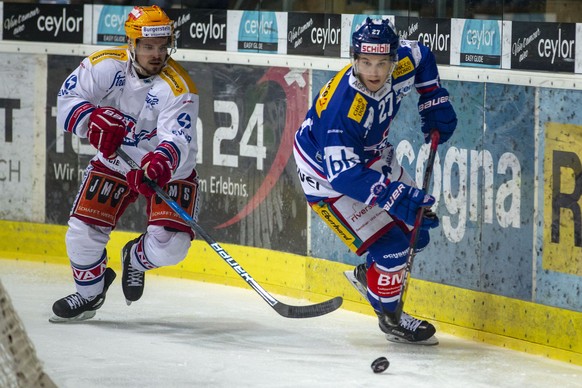 SC Rapperswil-Jona Lakers Stuermer Dion Knelsen, links, gegen EHC Kloten Verteidiger Dominik Egli im dritten Eishockey Spiel der Ligaqualifikation der National League zwischen dem EHC Kloten und dem S ...