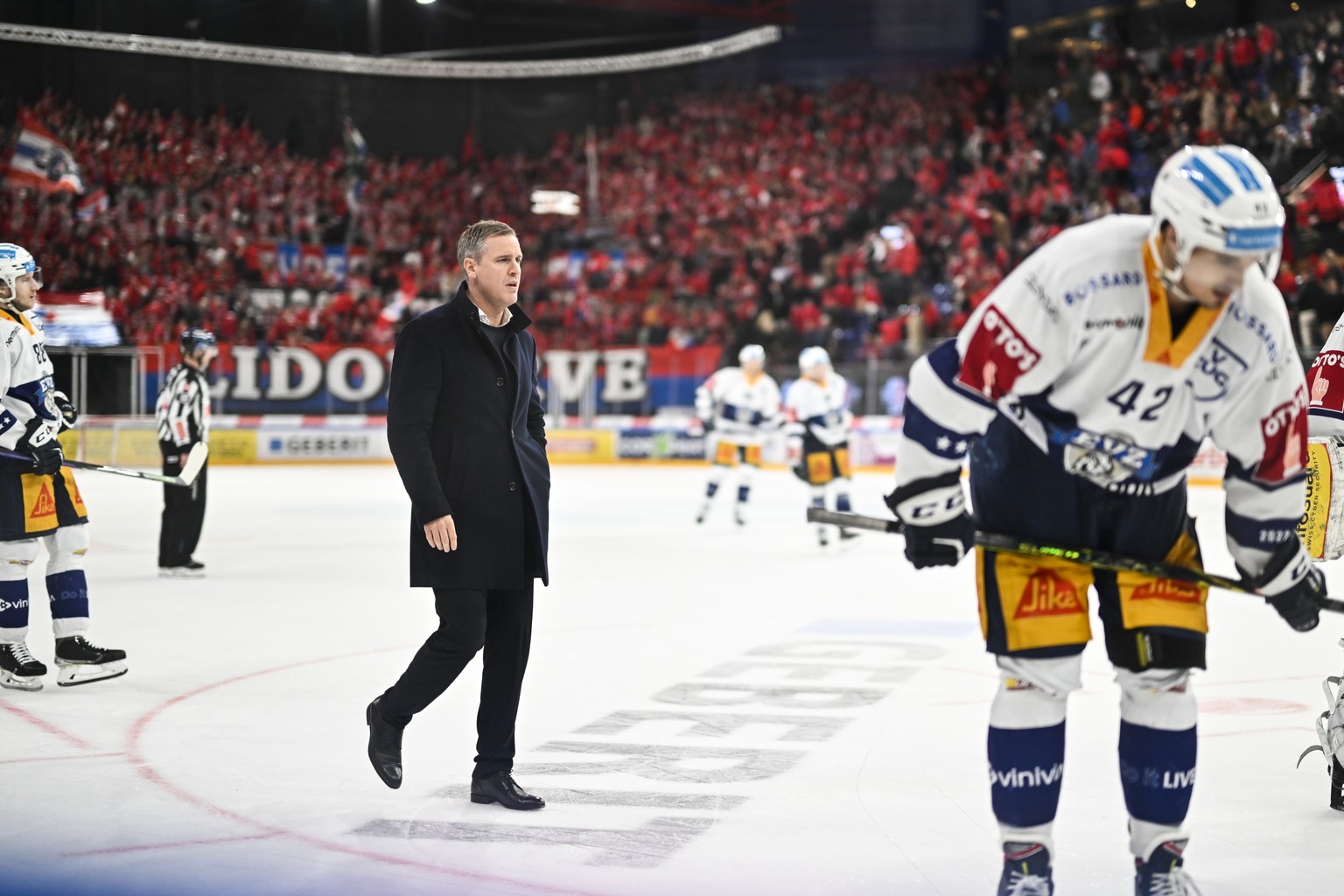 Zug&#039;s Cheftrainer Dan Tangnes im fuenften Playoff-Viertelfinal Eishockeyspiel der National League zwischen den Rapperswil-Jona Lakers und dem EV Zug, am Freitag, 24. Maerz 2023, in der St. Galler ...