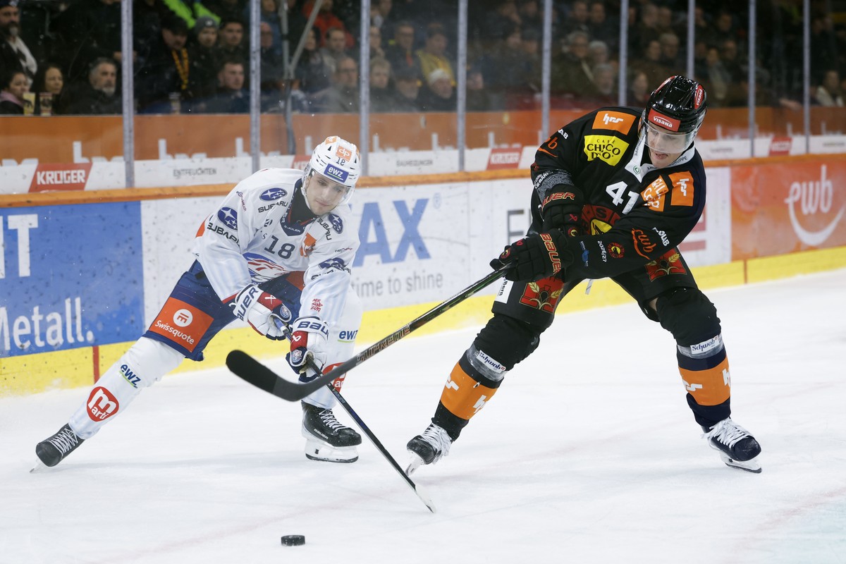 Nicolas Baechler (ZSC), links, und Simon Kindschi (SCB) in Aktion im Eishockey Meisterschaftsspiel der National League zwischen dem SC Bern und den ZSC Lions, am Dienstag, 27. Oktober 2026 in der Post ...