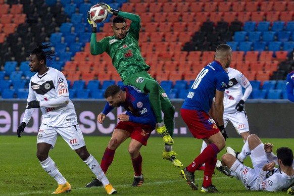 Luganos Torhueter Noam Baumann faengt einen Ball im Fussball Meisterschaftsspiel der Super League zwischen dem FC Basel 1893 und dem FC Lugano im Stadion St. Jakob-Park in Basel, am Sonntag, 31. Janua ...