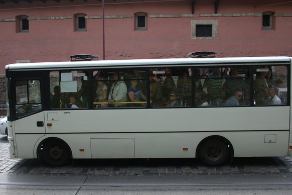 Vollgestopfter Bus in der ukrainischen Stadt Lwiw.