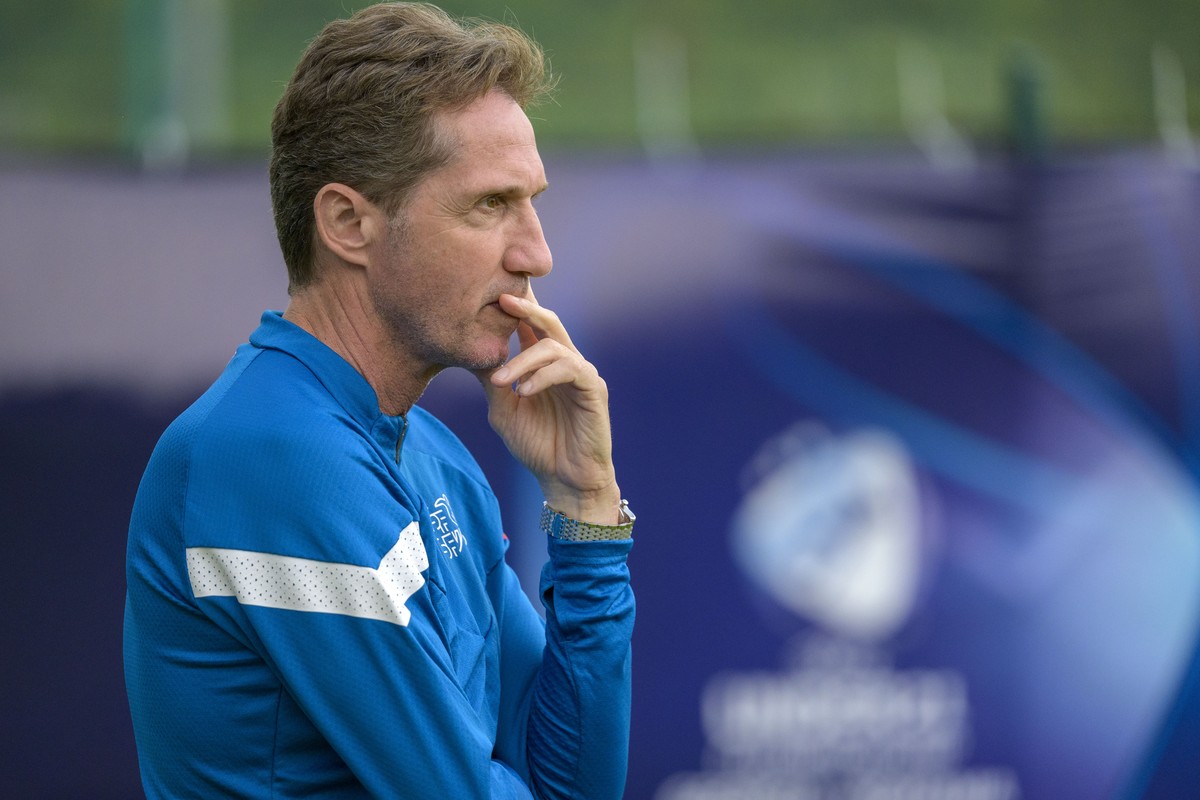 Adrian Knup, sportlicher Leiter der U21-Fussballnationalmannschaf, beim Training der Schweizer Fussball U21-Nationalmannschaft, einen Tag vor dem dritten Spiel der Schweiz in der Gruppe D an der UEFA  ...