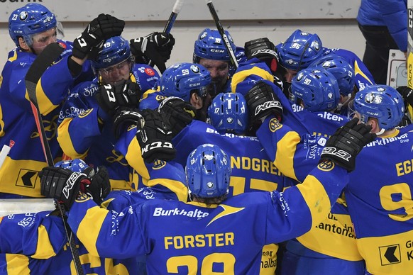 Die Davoser bejubeln den Siegestreffer in der Verlaengerung durch Enzo Corvi beim vierten Playoff-Halbfinalspiel der National League A zwischen dem HC Davos und EV Zug, am Dienstag, 28. Maerz 2017, in ...