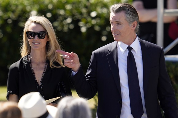 Gov. Gavin Newsom, right, arrives with his wife, first partner Jennifer Siebel Newsom, for a memorial service for Sen. Dianne Feinstein, Thursday, Oct. 5, 2023, in San Francisco. (AP Photo/Godofredo A ...