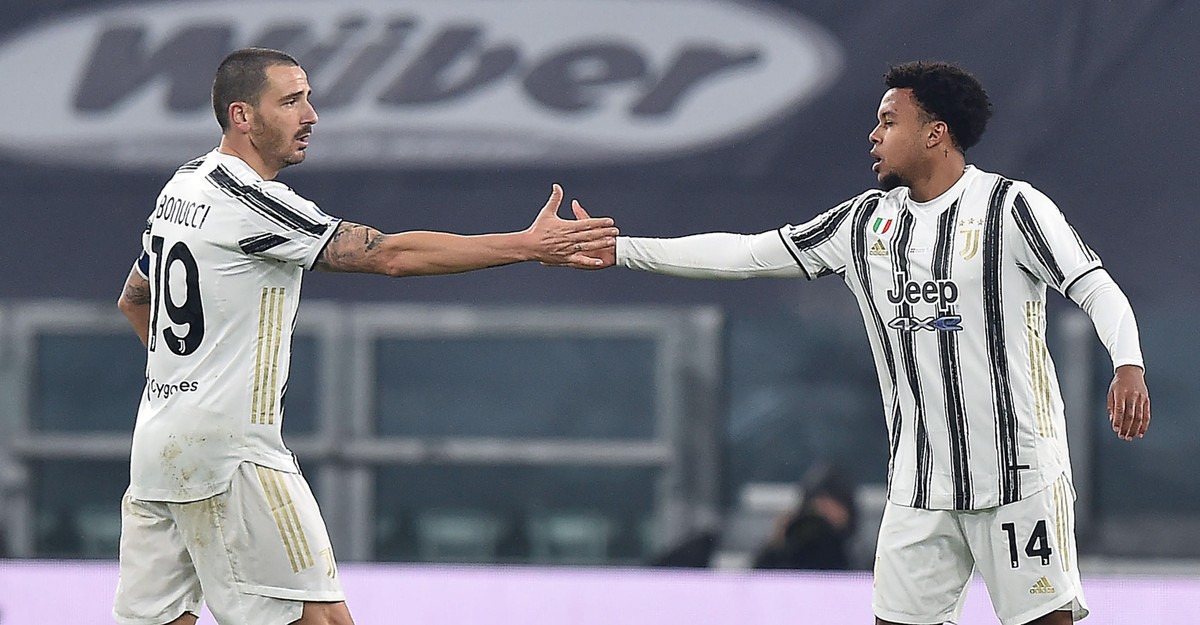 epa08864822 Juventus��� Weston Mckennie (R) celebrates with teammate Leonardo Bonucci after scoring the 1-1 goal during the Italian Serie A soccer match Juventus FC vs Torino FC at the Allianz Stadium ...