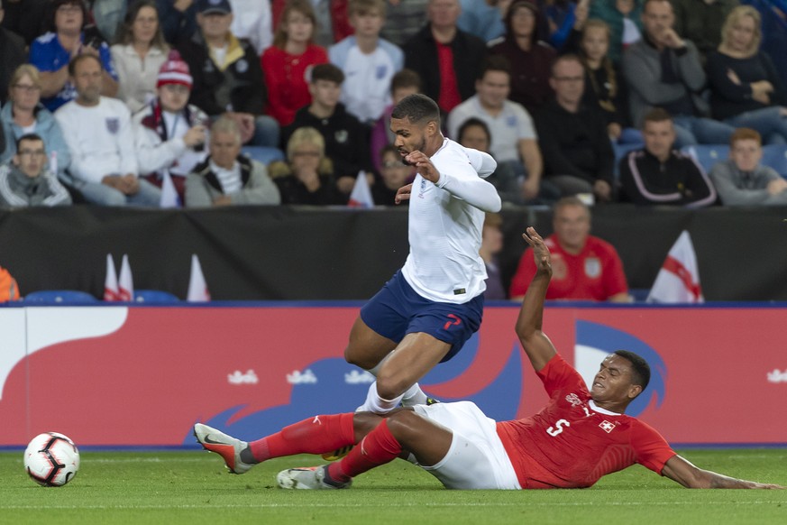 epa07013171 England&#039;s Ruben Loftus-Cheek, left, fights for the ball against Switzerland&#039;s Manuel Akanji, right, during the friendly soccer match between England and Switzerland at the King P ...