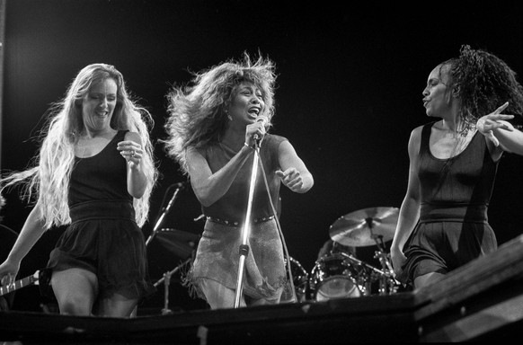 Rockstar Tina Turner performs in Lausanne in the Canton of Vaud, Switzerland, during her &quot;Farewell-Tour&quot;, pictured on July 1, 1990. (KEYSTONE/Str)

Rockstar Tina Turner, Mitte, tritt am 1. J ...